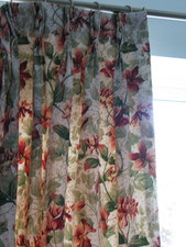 FABULOUS VINTAGE COUNTRY COTTAGE FLORAL CURTAINS REDS & GREENS L 53ins  W 45ins