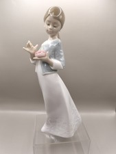 NAO A Gift From The Heart Porcelain Figurine Girl Model 02001588