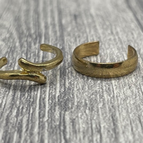 Pair golden metal toe rings - golden,