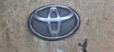 GENUINE TOYOTA FRONT GRILLE EMBLEM BADGE FITS YARIS 2006-2011 75311-0D030.,