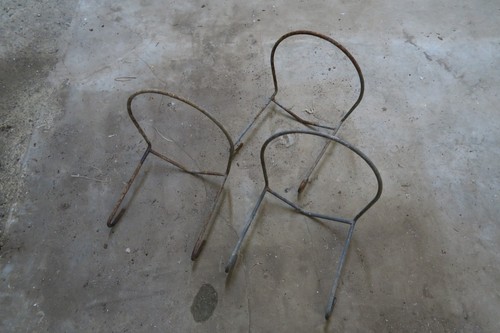 Feed bucket holder hanger - feed,
