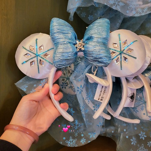 Disney parks frozen blue white - parks,