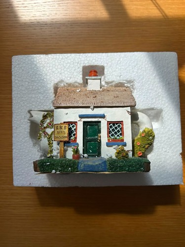 Cute vintage village bed and - cute,