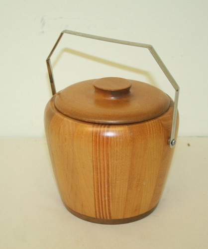 Vintage wooden ice bucket with - ice,