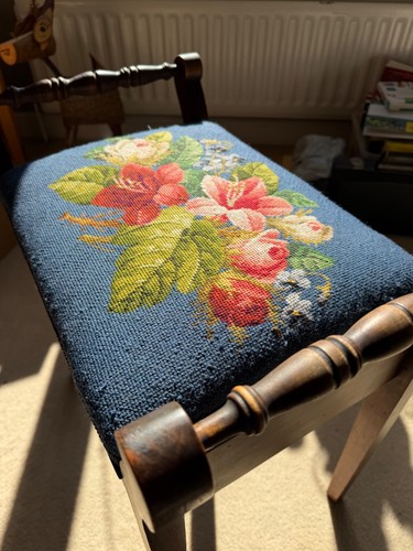 Piano stool with hinged