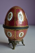 PAST TIMES FINEST PORCELAIN EGG SHAPED TRINKET BOX VERY GOOD CONDITION