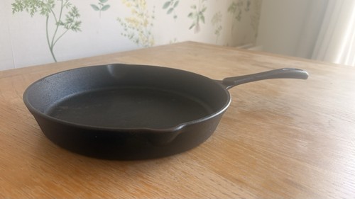 Queen west cast - iron, skillet