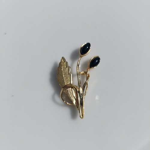 Gold tone small black flower - gold,