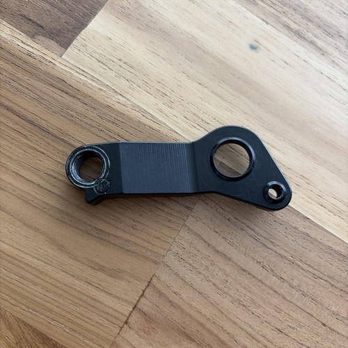 Derailleur hanger for