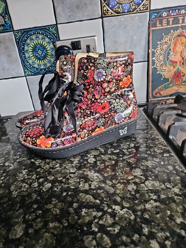 Beautiful flat boots - flat, by