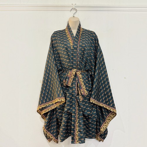 Short kimono robe dressing
