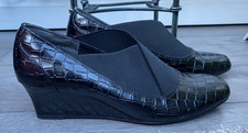 Pavers Ladies Size 7 Wide