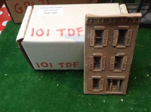 Scale low relief brick - ,