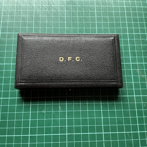 Dfc medal case ww2 - ,