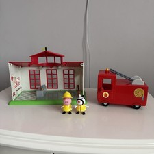 Rare Peppa Pig Fire Station + Fire Engine Play Set  & 2 Posable Figures