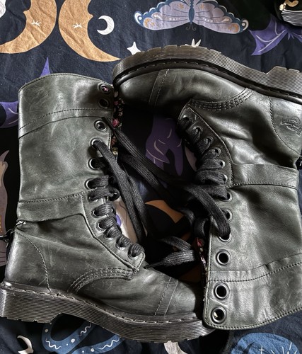 Martens triumph size 3 - triumph,