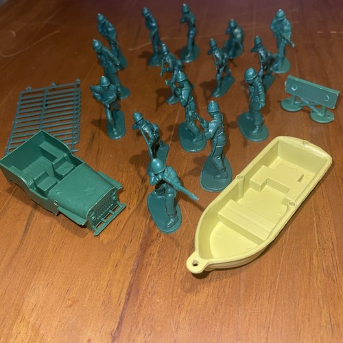 Vintage plastic toy soldiers - plastic,