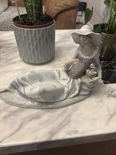 Nao lladro with the hat - the,