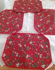 SET OF 4 CHRISTMAS TABLE PLACEMATS HOLLY CONES BOWS XMAS RED 32”x16”  UNUSED CON