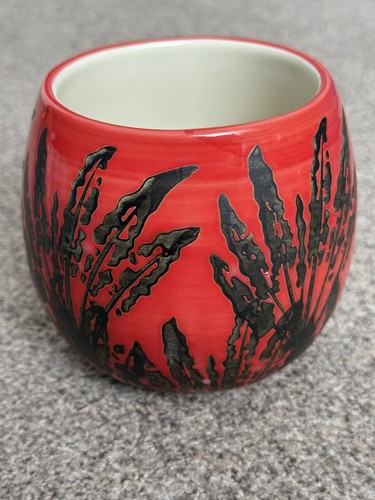 Red and black - red, round