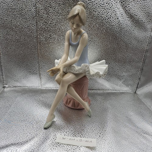 Nao 1179 sitting - ballet, dancer