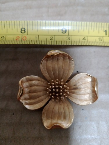 Gold tone metal trifari flower - gold,