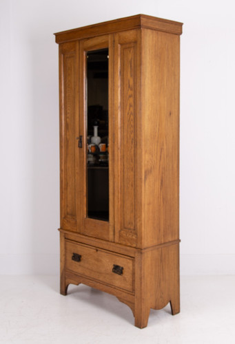 Attractive single mirrored - single,