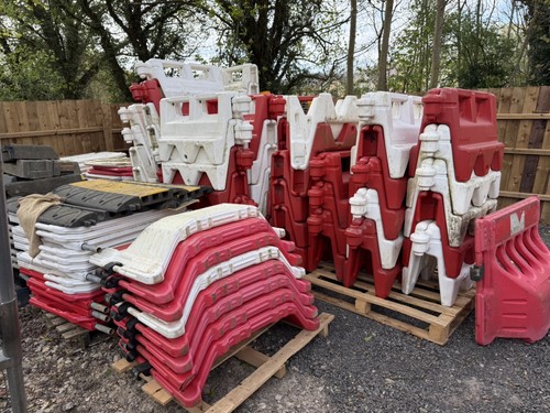 Road traffic barrier - ,, water