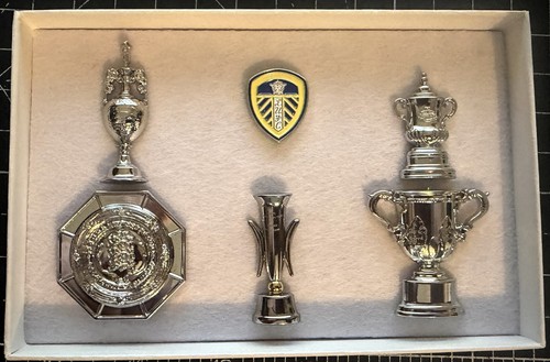 Leeds united trophy pin badge - united,