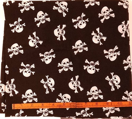 New black white pirate skull - black,
