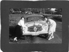Wx10) Photo Women With Old Car