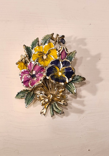 Vintage signed exquisite - exquisite, pansy