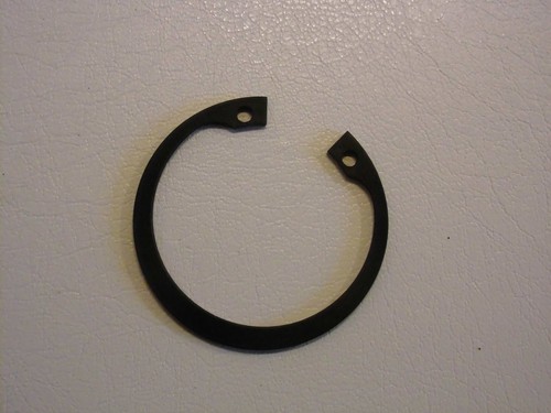 Crankshaft left seal - ring, lock