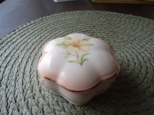 Royal worcester palissy - worcester, lidded