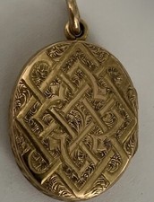 Victorian 15ct Gold Oval Photo Locket Ivy Leaf Front Decor, circa 1880. R189