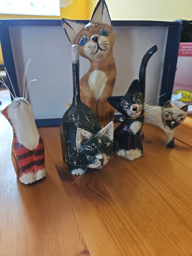 Wooden carved cats - 5,