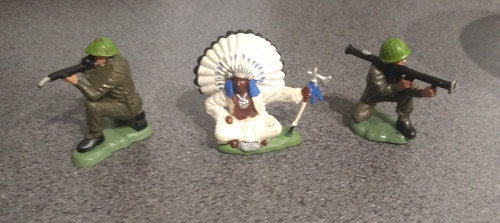 Vintage plastic toy soldiers - plastic,