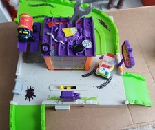 Trash pack garage playset