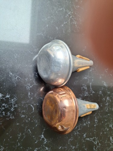 Tom crown pair trumpet - crown, of