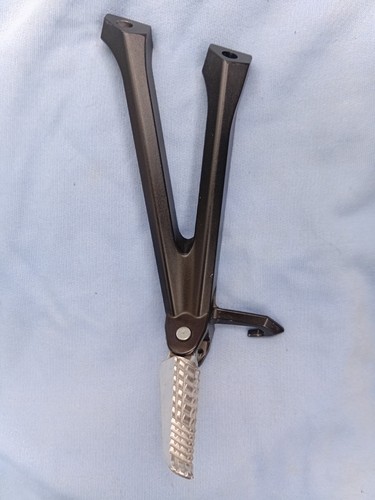 Gsxr750 rear left footrest - gsxr750,