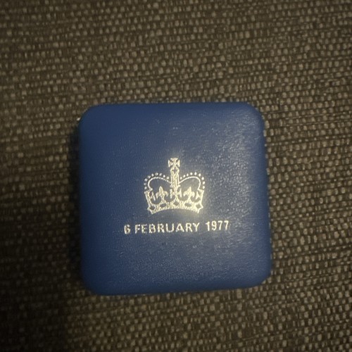 Royal mint 1977 silver jubilee - mint,