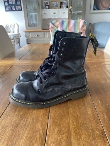 Martens airwair hole - dr,