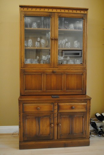 Ercol display drinks cabinet - &,