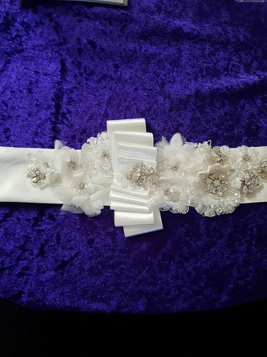 Bnwt wedding belt - button, on