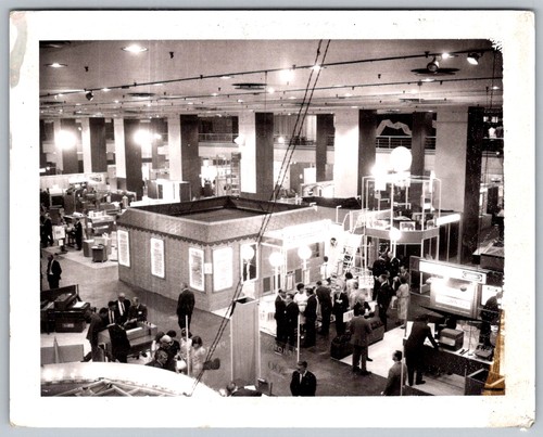 Vtg snapshot trade show - b&w,