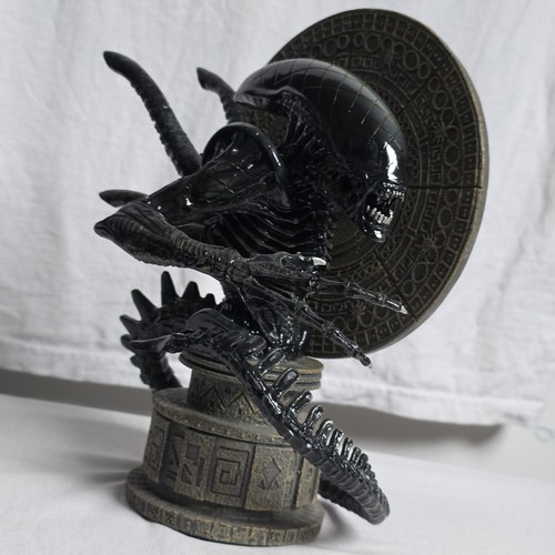 Grid alien bust - alien,