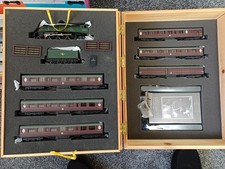 Bachmann 31-960  'The Elizabethan Boxed Set'   Loco plus 6 Coaches