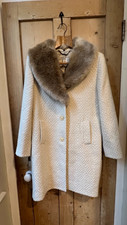 Stunning Jigsaw mid length coat with detachable faux fur collar in cream size 14