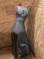 MID CENTURY GUERNSEY POTTERY SEATED SIAMESE CAT IN GREEN / DUCK EGG BLUE