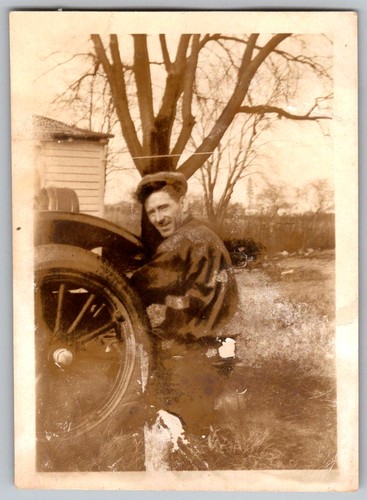 Vtg snapshot smiling man - b&w,